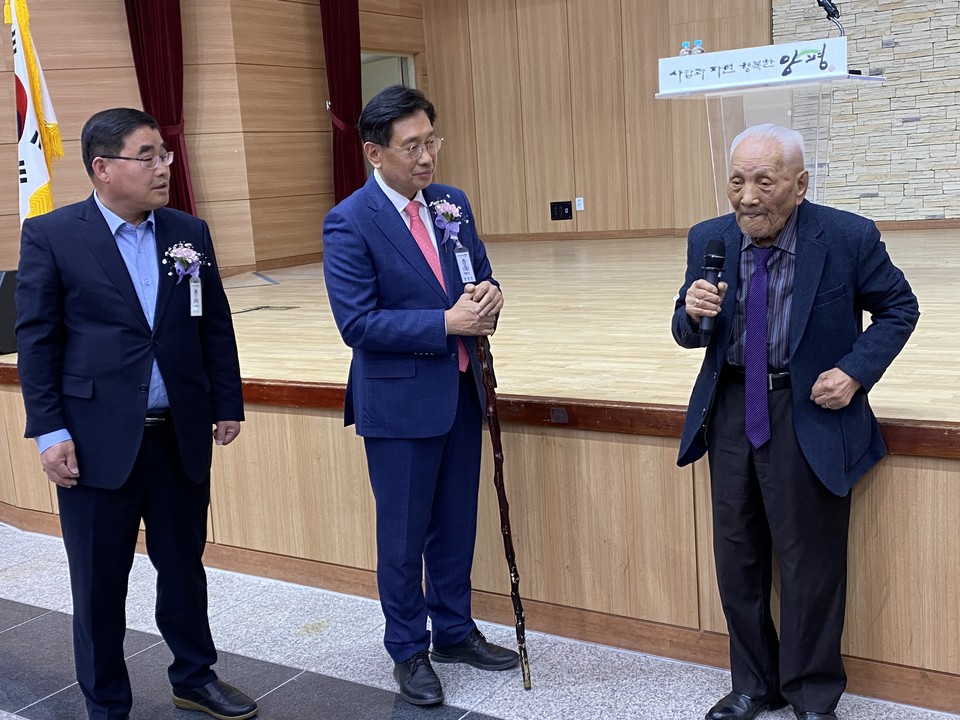 30일 오전 양평군 옥천면 다목적복지회관 2층 대강당에서 열린 ‘제33회 옥천면의 날 행사 기념식’에서 제15대 옥천면장을 지낸 102세 정원영 옹이 인사말을 하고 있다. (사진=장은기 기자)