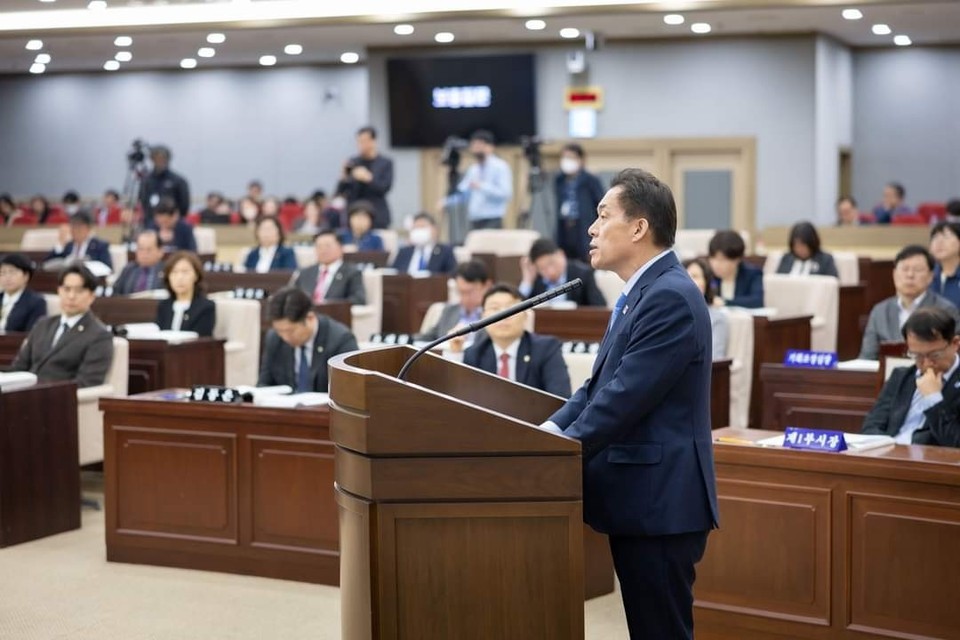 이재준 수원특례시장의 핵심공약인 ‘대기업·첨단기업 유치’와 ‘중소·창업기업 투자’에 박차를 가할 ‘수원기업 새빛펀드’ 조상 근거 조례안이 30일 수원시의회 본회의를 통과했다. 이재준 시장이 수원특례시의회 제374회 임시회에 참석해 발언하고 있다. (사진=이재준 수원특례시장 페이스북)
