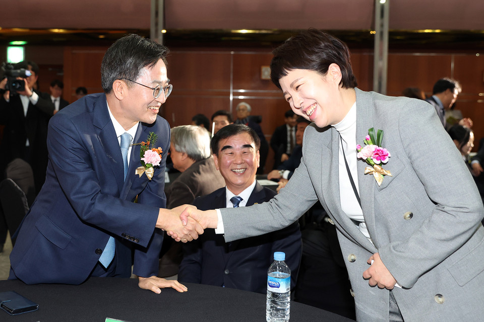 30일 오후 경기아트센터 컨벤션홀에서 열린 OBS라디오 개국식에 참석한 김동연 경기도지사와 김은혜 대통령실 홍보수석이 다소 어색한 악수를 나누고 있다. (사진제공=경기도청)