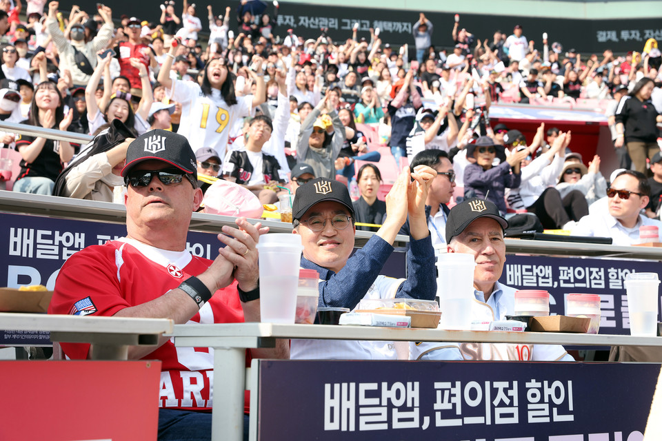 1일 오후 수원 KT 위즈파크에서 열린 2023 프로야구 개막전에서 윌라드 벌러슨 미8군사령관, 김동연 경기도지사, 필립 골드버그 주한미국대사가 경기를 관람(사진 왼쪽부터)하고 있다. (사진제공=경기도청)
