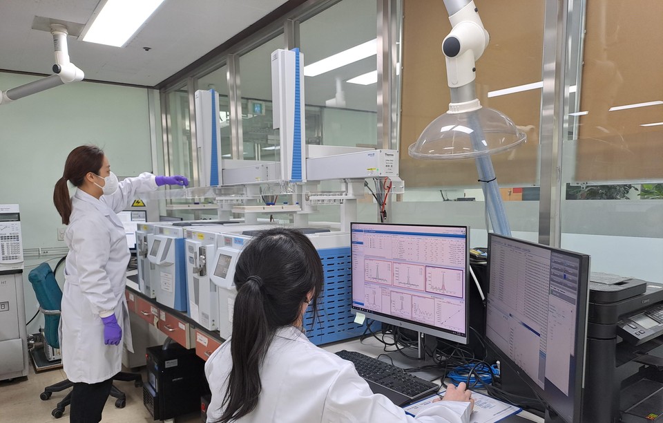경기도보건환경연구원이 잔류농약 허용기준이 초과 검출된 민들레 등 봄나물 3품목 3건 농산물에 대해 폐기 및 행정처분을 내렸다. 사진은 잔류농약 검사 모습. (사진제공=경기도보건환경연구원)