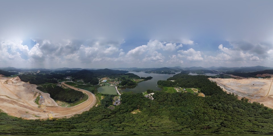 26일 오후 1시께 안성시 고삼면에 있는 310만㎡ 규모의 거대한 크기를 자랑하는 고삼호수가 모습을 드러냈다. 안성의 ‘고삼호수’는 지금으로부터 약 62년 전인 1960년 준공된 당시 농업용 저수지였다. 드론 구체형(사진 26장, 360도 촬영) 사진. (사진=김광섭 기자)