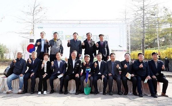 파주시는 관내 금촌과 문산에 ‘파주주말농장’을 개장해 오는 11월 30일까지 ‘영농체험’을 하도록 했다. (사진제공=파주시청)