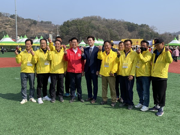 사진 좌측부터 노정호 양평한우회장, 유연송 축제추진위원, 이광범 개군면장, 전진선 양평군수, 김대호 MBC아나운서, 이광성 주민자치위원장, 남동현 축제추진위원장, 최상수 축제추진위원, 신운철 축제추진위원이 축제에 앞서 기념사진을 촬영하고 있다. (사진=장은기 기자)