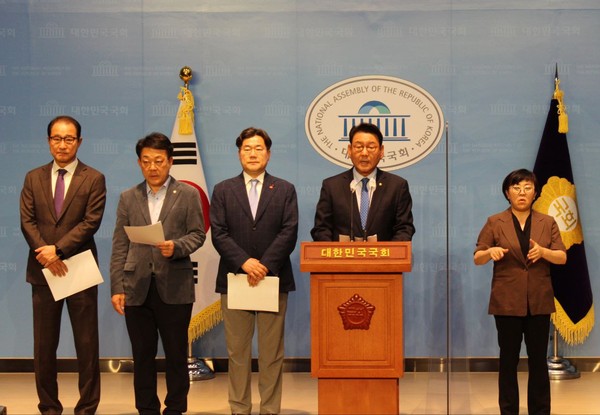 더불어민주당 인천 지역 국회의원들이 4일 오후 국회 소통관에서 ‘신월여의지하도로’ 통행료 인상 철회를 요구하는 기자회견을 열고 있다. (사진제공=허종식의원실)