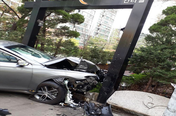 4일 오전 10시24분께 성남시 분당구 금곡동의 한 도로에서 70대 후반 운전자가 몰던 승용차가 행인을 치고 아파트 입구 구조물을 충돌하는 사고가 났다. (사진제공=경기도소방재난본부)