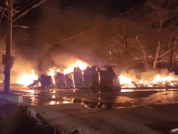 고양 일산의 한 신발 제조공장과 문 제조공장에서 불이 나 신고를 받고 출동한 소방당국에 의해 약 1시간 만에 진화됐다. (영상제공=경기도소방재난본부)