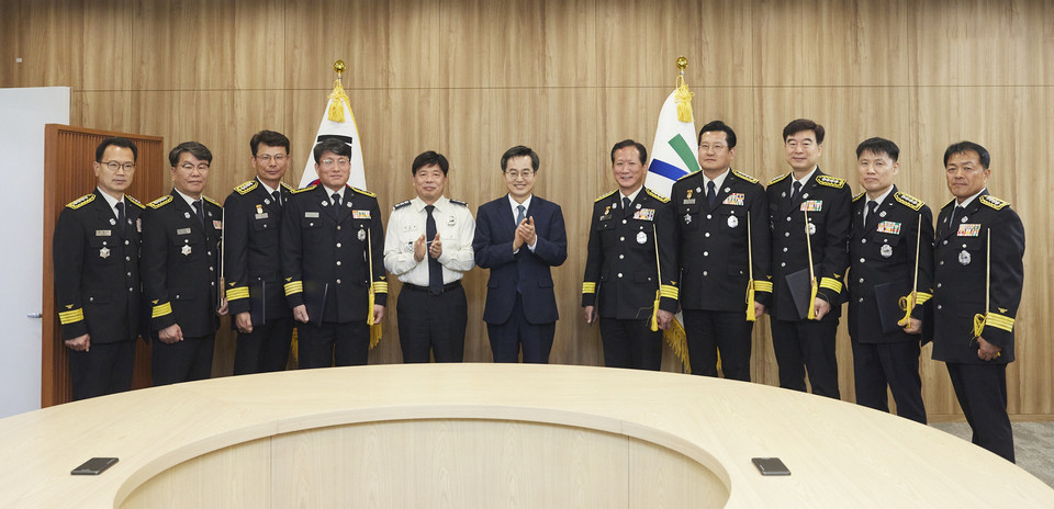 5일 오전 경기도청 도지사 집무실에서 김동연 경기도지사가 소방준감, 소방정 승진자에게 임명장을 수여하고 기념촬영을 하고 있다. (사진제공=경기도청)