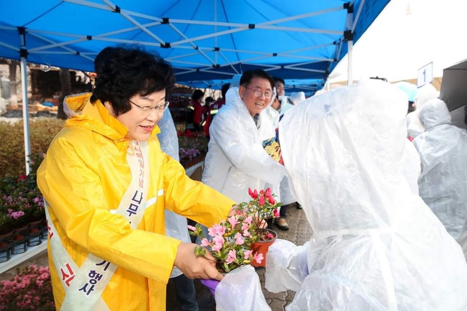 김경희 이천시장이 5일 제78회 식목일을 맞아 설봉공원 내 토야광장에서 열린 ‘나무 나눠주기 행사’에 참석한 시민들에게 나무를 나눠주고 있다. (사진=김경희 이천시장 페이스북)