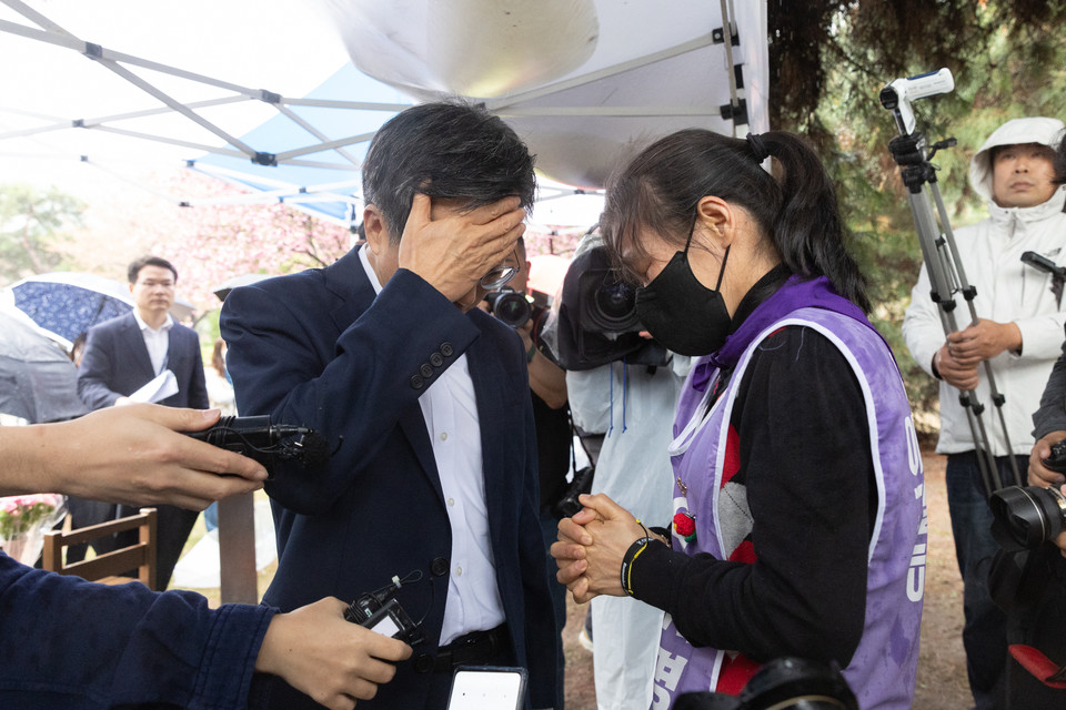 김동연 경기도지사가 5일 수원 올림픽공원에서 수원수요문화제와 연계돼 열린 10·29 진실버스 행사에 참석해 유가족들을 만난자리에서 “진실 규명에 힘을 보태겠다”며 위로하고 있다. (사진제공=경기도청)