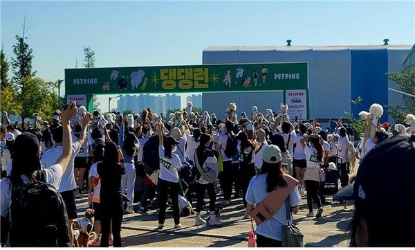 ‘개통령’으로 불리는 강형욱이 이끌고 반려견과 함께 뛰는 개라톤(개+마라톤) ‘댕댕런 2023’이 오는 10월 인천 송도에서 열린다. 사진은 2022년 9월 송도달빛축제공원에서 열린 ‘댕댕런 2022’. (사진제공=인천시청)
