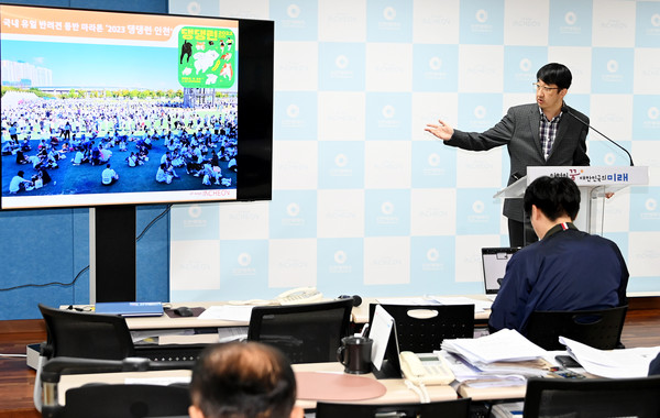 김충진 문화체육관광국장이 6일 시청 브리핑룸에서 문화체육관광국 소관 현안과 관련해 기자브리핑를 하고 있다. (사진제공=인천시청)