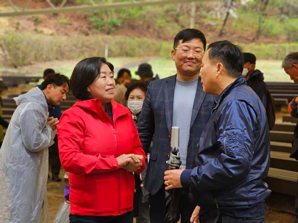 곽미숙(고양6) 경기도의회 국민의힘 대표의원이 고양시 덕은·향동지구와 서울지역을 오가는 수요응답형 버스(DRT) 도입을 위해 서울시의회에 협조를 요청하는 등 주민 대중교통 편의 개선에 나섰다. 사진은 곽미숙 의원이 6일 용문산에서 열린 신도농협 시산제에 참석해 주민들과 이야기를 나누고 있다. (사진=곽미숙 의원 페이스북)