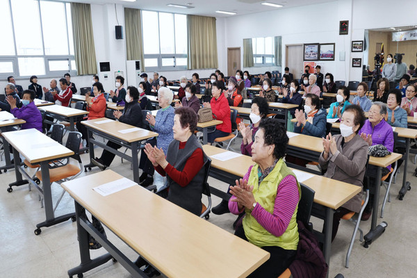 안성시가 어르신들의 행복한 노후생활과 자립성 강화, 맞춤형 서비스 제공을 위한 노인복지 정책에 심혈을 기울이고 있다. 사진은 노인복지대학. (사진제공=안성시청)