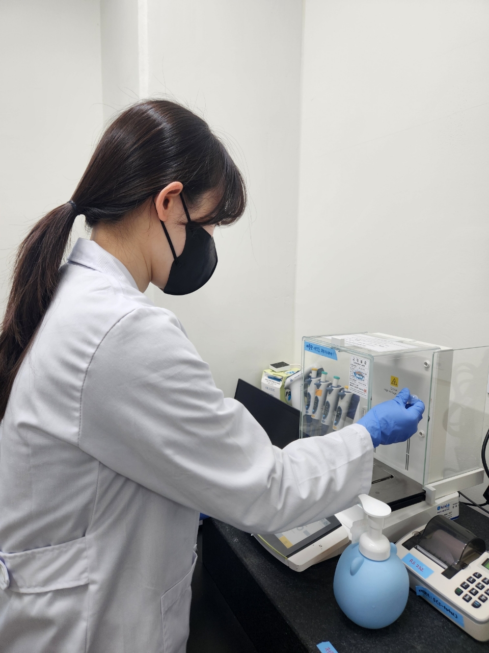 경기도보건환경연구원이 코로나19 영향으로 소비가 늘어난 세정용 화장품을 대상으로 중금속 안전성을 조사한 결과 모두 규격에 적합한 것으로 나타났다. (사진제공=경기도보건환경연구원)
