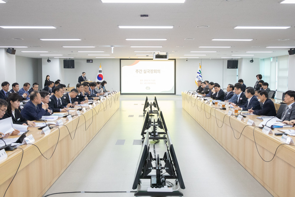 김동연 경기도지사가 7일 오전 실·국·장회의를 열고 경기도정의 첫 번째는 도민의 안전과 생명을 지키는 것이라며 경기도 공직자들에게 사고 예방을 위해 최선을 다해 달라고 당부했다. (사진제공=경기도청)