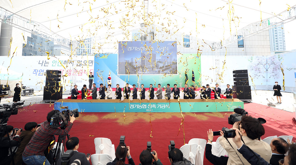 7일 오전 경기농협 신축 기공식 부지에서 열린 경기농협 신축 기공식에서 김동연 경기도지사를 비롯해 염종현 경기도의회 의장, 소병훈 국회의원, 임태희 경기도교육감, 이재준 수원시장, 이성희 농협중앙회 회장, 홍경래 농협중앙회 경기본부장, 박옥래 NH농협은행 경기본부장 등 이 착공기념 시삽 및 기념촬영을 하고 있다. (사진제공=경기도청)