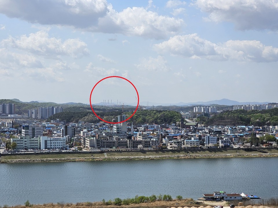 미세먼지 ‘보통’이 예보된 8일 오전 11시40분께 여주시 현암동에서 바라본 가시거리가 대체적으로 좋아보 인다. 여주 남한강변인 현암동에서 직선거리 8㎞ 지점에 있는 가남읍 소재 KCC의 굴뚝 모양(원안)이 선명하게 보이고 있다. (사진=김광섭 기자)