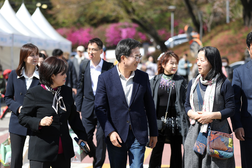 8일 오후 경기도청 봄꽃 축제 소통행사에 참여한 김동연 경기도지사가 도민들과 인사를 나누고 있다. (사진제공=경기도청)