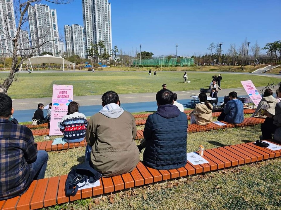인천 서구 주민들의 의견 수렴을 위한 ‘인천 서구문화재단 2023 축제 광장공청회’가 청라호수공원 일원에서 열렸다. (사진=송이 서구의원 페이스북)
