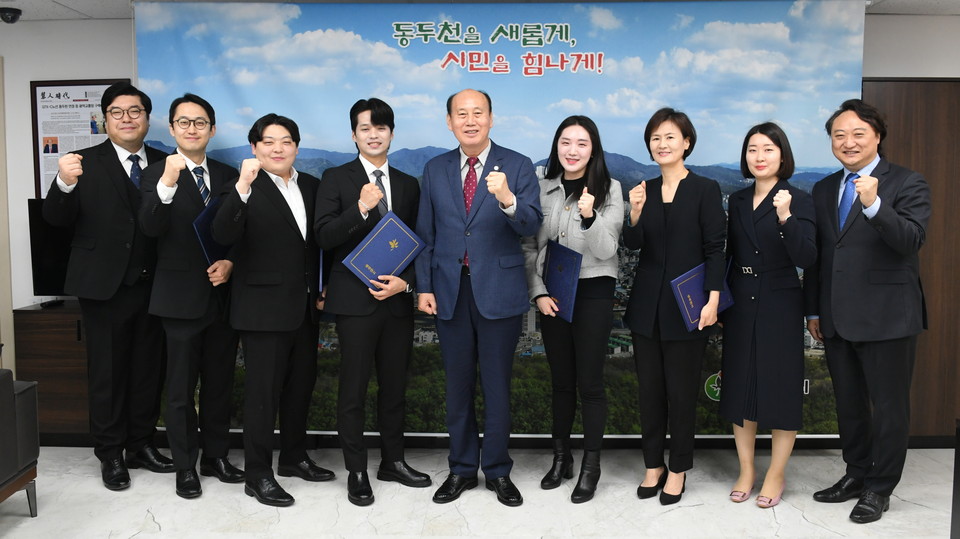 박형덕 동두천시장은 9일 자신의 페이스북에 “동두천시는 지난 6일 시립합창단 비상임 신규 반주자 1명과 합창단원 소프라노 2명, 테너 2명, 베이스 2명의 일반단원 등 7명을 위촉했다”는 소식을 알렸다. 신규단원은 19대 1 이라는 치열한 경쟁을 통과해 선발됐다. (사진=박형덕 동두천시장 페이스북)