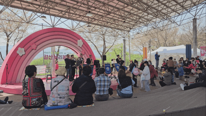 9일 오후 2시40분께 제44회 양평읍민의날 기념식 및 갈산누리봄축제에서 많은 주민들이 공연에 참석해 즐거운 시간을 보내고 있다. (영상=장은기 기자)