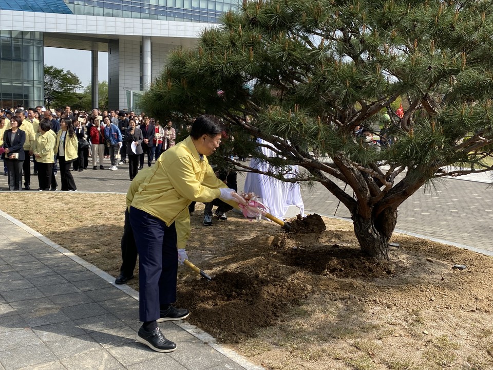 신상진 시장과 박광순 시의회 의장이 함께 성남시 시 승격 50주년 기념식수(반송)에 시삽 하고 있다. (사진=장은기 기자)