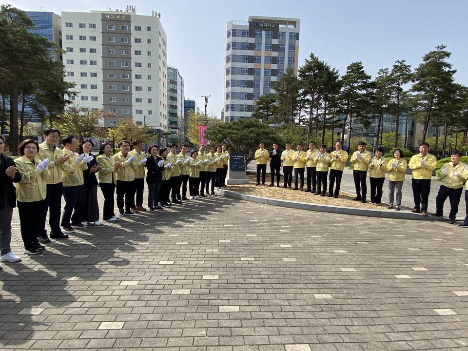 신상진 시장과 박광순 시의회 의장이 함께 성남시 시 승격 50주년 기념식수(반송)에 시삽을 마치고, 반송 앞에 '시 승격 50년 기념'이라고 새긴 표지석(가로 60㎝, 세로 90㎝, 폭 45㎝) 앞에서 제막식을 하고 있다. (사진=장은기 기자)