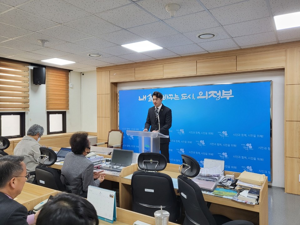 소방관 출신 오영환 더불어민주당 의원(34·경기 의정부시갑)이 10일 자신의 지역구가 있는 의정부시청 브리핑룸에서 기자회견을 열고 22대 총선을 1년 앞두고 "더 이상 버텨낼 여력이 없는 내 한계를 받아들이겠다"면서 불출마를 선언하고 있다. (사진=강상준 기자)