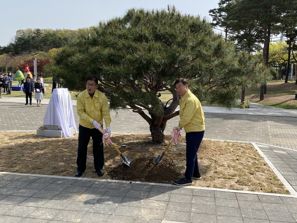 신상진 성남시장과 박광순 성남시의회 의장이 10일 오전 시청 앞 잔디광장에서 성남시 승격 50주년을 기념하는 식수 행사에 앞서 기념촬영을 하고 있다. (사진=장은기 기자)
