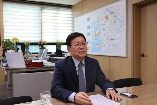 조동암 iH 사장은 “불안정한 국내·외 경제상황을 항시 주시하고 그에 따른 재정 및 투자리스크의 선제적 관리로 위기에 대비해 시민 주거복지 향상과 인천시 균형발전을 이끌겠다”고 말했다.