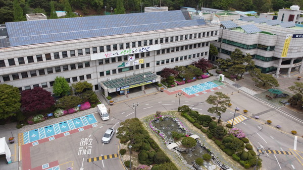 안산시가 시에 거주하는 모든 임산부와 신생아에게 전국 최초로 생활안전보험을 지원하는 ‘품안愛 안심보험’을 실시한다. 사진은 안산시청 전경. (사진=중앙신문DB)