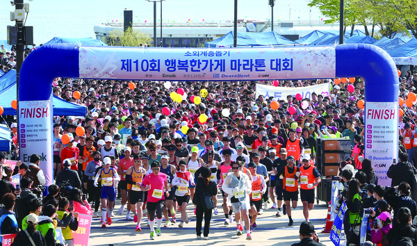 청년 자원봉사단 위아원이 지난 9일 여의도 한강공원에서 열린 제10회 행복한가게 마라톤대회에 참가해 참가비 전액을 기부했다. (사진제공=신천지예수교회)