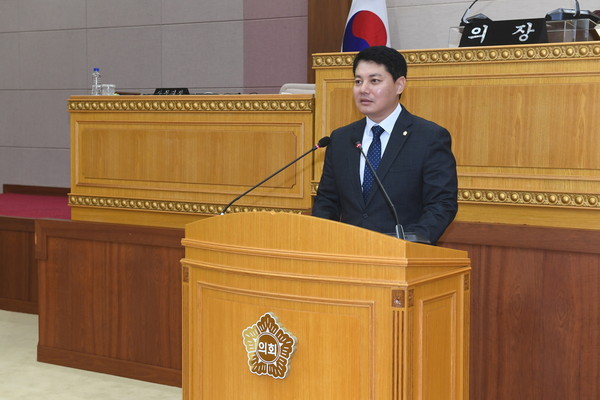 한상민 양주시의회 부의장이 ‘북한산국립공원 우이령길 전면 개방 및 강북 우이에서 양주 장흥 간 광역도로 개설 촉구 건의안’을 대표 발의하고 있다. (사진제공=양주시의회)