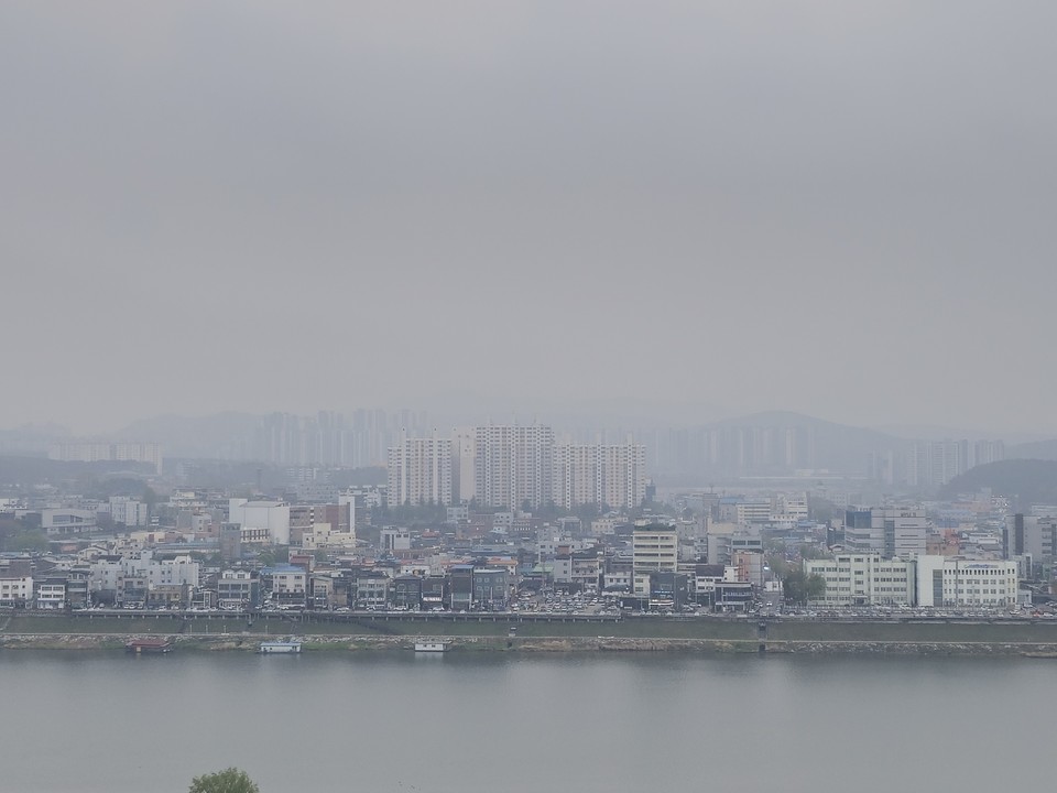 11일 오후 6시15분께 여주시 현암동에서 바라본 여주시내 일대가 온통 희뿌옇게 보이고 있다. (사진=김광섭 기자)