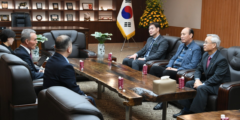 박형덕 동두천시장이 동두천지역 최고의 현안인 ‘경기도공공의료원 유치’ 해결방안을 찾기 위해 종단대순진리회 여주본부도장을 찾아 윤은도 대진대학교 이사장과 임영문 총장 등 주요 관계자를 찾아 나서는 등 동분서주하고 있다. (사진제공=동두천시청)