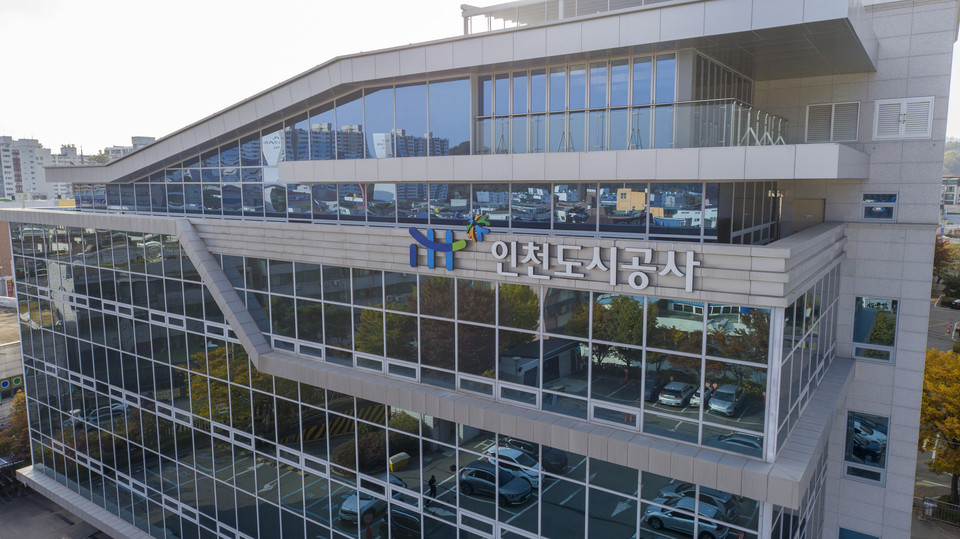 창립 20주년을 맞은 iH(인천도시공사)가 소비자중심경영(Consumer Centered Management, 이하 ‘CCM’) 에 대한 실천의지를 표명하고 새로운 패러다임을 정착시키기 위한 첫발을 내딛는다. 사진은 인천도시공사 전경. (사진제공=인천도시공사)