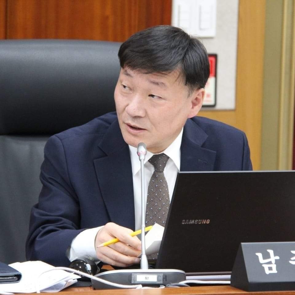 경기도의회 교섭단체 더불어민주당은 12일 ‘천원의 아침밥 사업’을 대학생뿐 아니라 ‘일하는 청년과 고3 학생들까지 확대할 것’을 제안하고 나서 결과가 주목된다. 사진은 남종섭 경기도의회 더불어민주당 대표의원. (사진=남종섭 대표의원 페이스북)