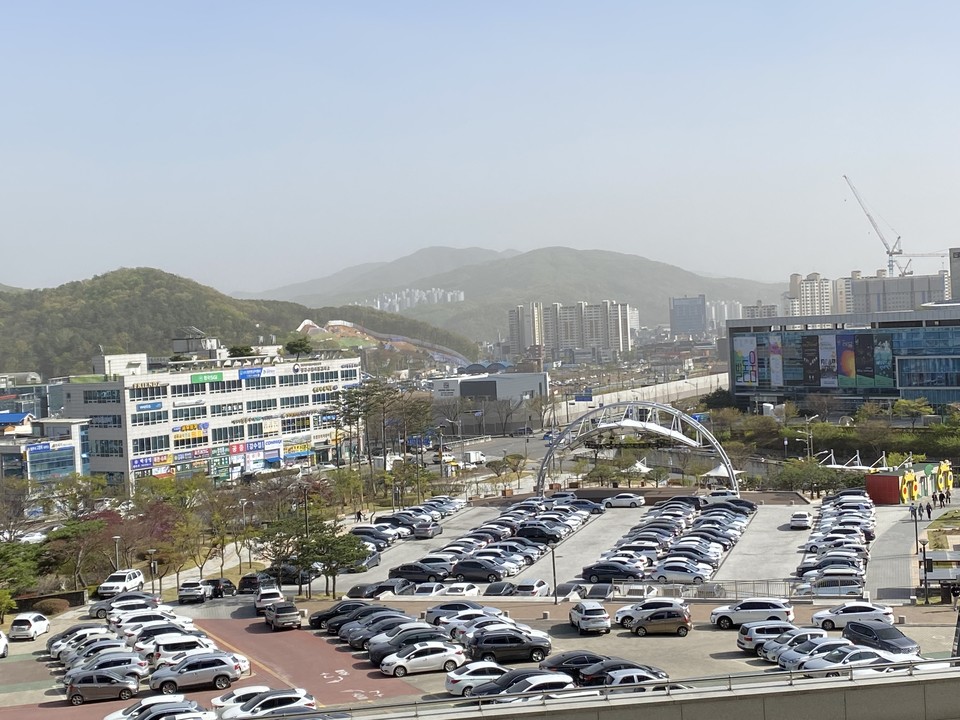 12일 오후 3시50분께 광주시청에서 바라본 백마산이 황사로 인해 뿌옇게 보인다. 환경부는 12일 오전 7시 기준, 전국 17개 시·도의 황사 위기경보 수준을 ‘주의’ 단계로 격상 발령했다. (사진=장은기 기자)