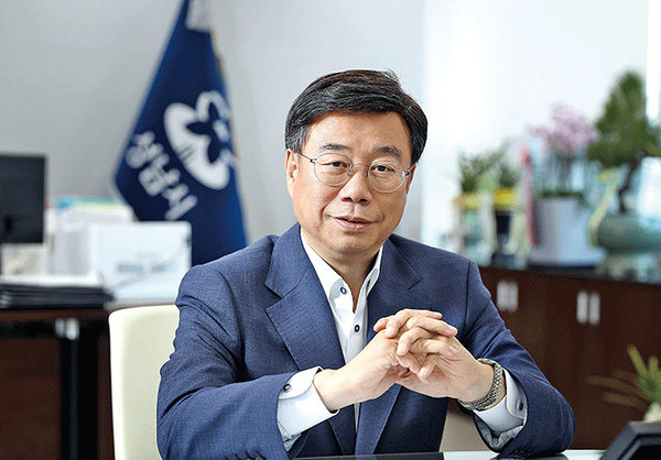 성남시가 수정구 시흥동 판교 제2테크노밸리 내 시 소유 건물인 성남글로벌융합센터 1층에 오는 6월 개원을 목표로 ‘시정연구원’을 설립한다고 밝혔다. 사진은 신상진 성남시장. (사진제공=성남시청)