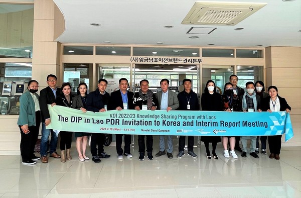 라오스 산업부(DIP) 특허관련 공무원들이 12일 농산품 지식재산권 관리 운영에 대한 선진시스템 견학을 위해 이천시를 방문했다. (사진제공=이천시청)