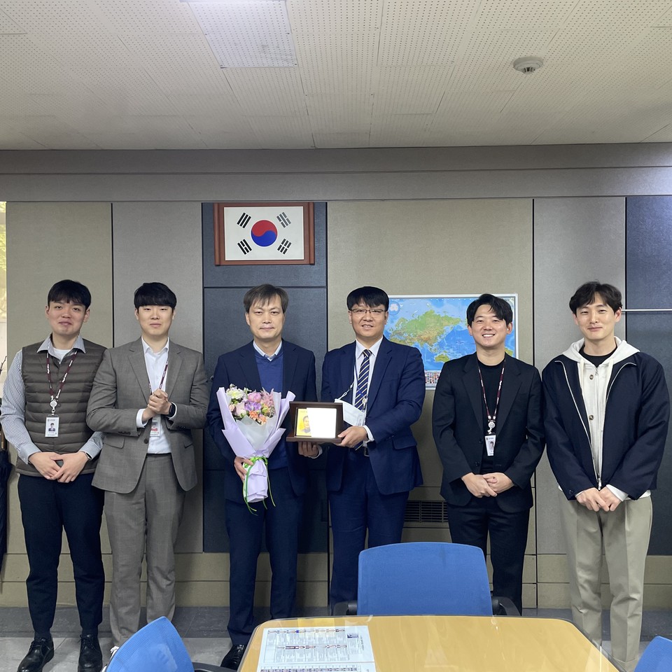 소통과 협력의 조직문화 정착과 활기찬 직장분위기를 조성하기 위한 목적으로 지난 3월 말부터 한 주간 진행됐던 경기도교육청 2023년 베스트 간부(참 리더) 투표 결과 이근규 재무관리과장과 이상무 기획총괄담당사무관이 각각 선정됐다. 사진은 이근규 재무관리과장. (사진제공=경기도교육청 직장협의회)