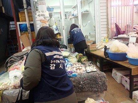 파주시rk 5월 ‘가정의 달’을 앞두고 소비가 증가하는 화훼류와 행락객이 많이 모이는 음식류 판매업체를 대상으로 원산지표시 지도·점검과 함께 단속을 실시 중이다. (사진=파주시 제공)