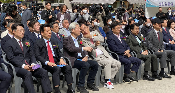 13일 오전 10시 성남시 창곡동 위례중앙광장에서 열린 '위례선 트램 건설공사 착공식'에서 이현재 하남시장과 김근식 국민의힘 송파병 당협우원장이 대화를 하고 있다. (사진=장은기 기자)