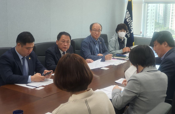 경기도의회 더불어민주당 정책위원회는 17일 오전 중·고교 무상 체육복 지원, 천원의 아침밥 확대 지원 등을 논의하기 위해 민생정책 현안 회의를 개최했다. (사진제공=경기도의회)