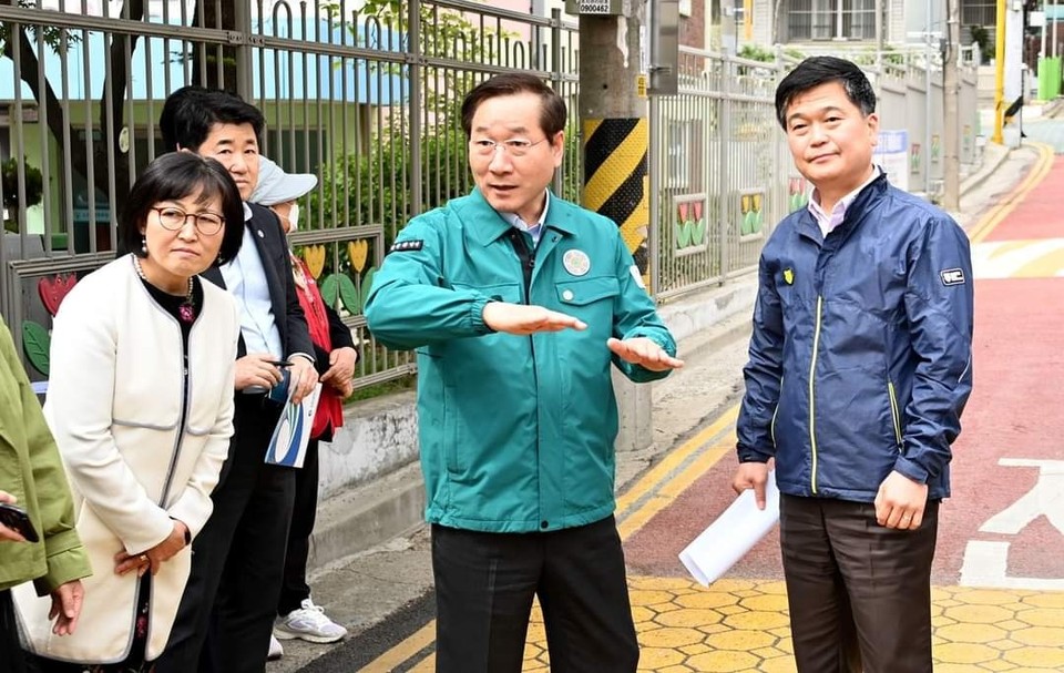 유정복 인천광역시장이 17일 남동구 간석초등학교를 찾아 어린이보호구역 교통안전시설을 점검하고 있다. (사진=유정복 인천시장 페이스북)