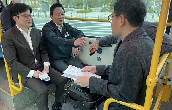 김병수 김포시장과 원희룡 국토부 장관이 17일 오전 70번 버스에 올라 골드라인 혼잡률 단기 대책을 점검하고 있다. (사진제공=김포시청)