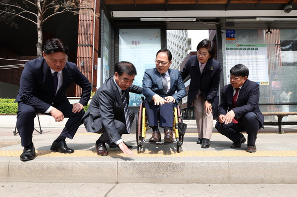 경기도의회 보건복지위원회가 지난 17일 오전 경기도의회에서 장안구청까지 장애인 교통수단과 보행도로를 이용하는 체험을 했다. (사진제공=경기도의회)