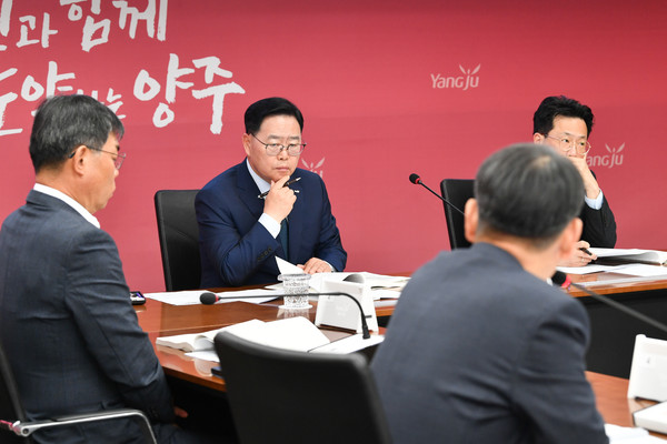 양주시가 강수현 시장 주재로 ‘민선8기 공약사업 추진상황 보고회’를 갖고 그간의 공약 및 역점사업 추진현황을 점검했다. (사진제공=양주시청)