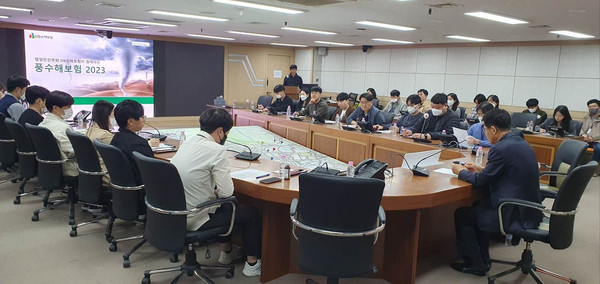 수원시가 구·동 풍수해보험 업무 담당자를 대상으로 풍수해보험 교육을 하고 있다. (사진제공=수원시청)